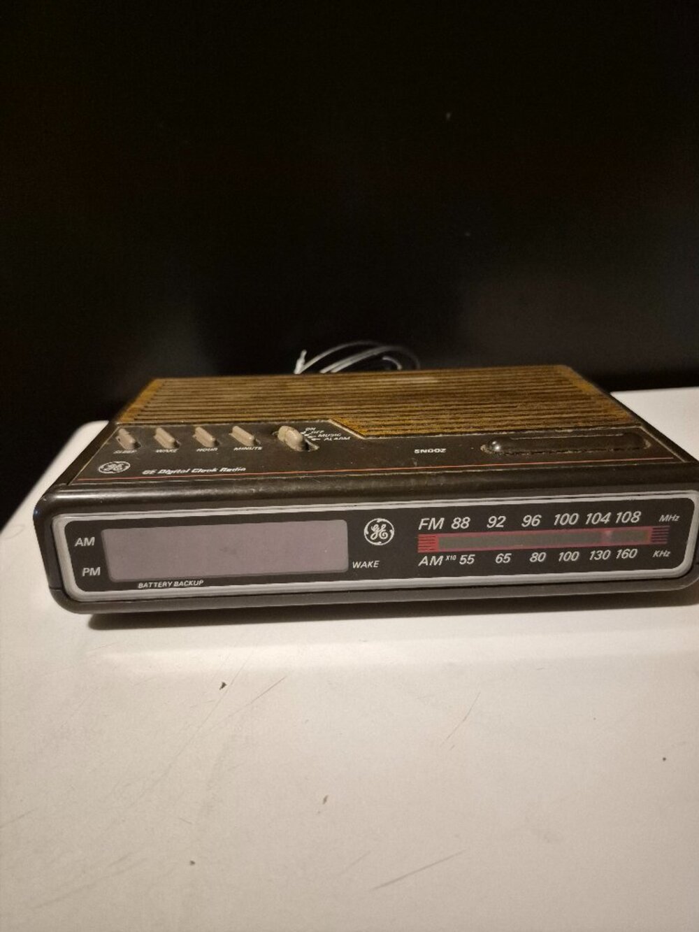 VINTAGE 1980s GE DIGITAL CLOCK RADIO MODEL 7-4612A 2" TALL 28" WIDTH